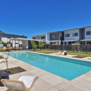 Stunning 4 Bedroom Townhome at Helensvale - Photo 3