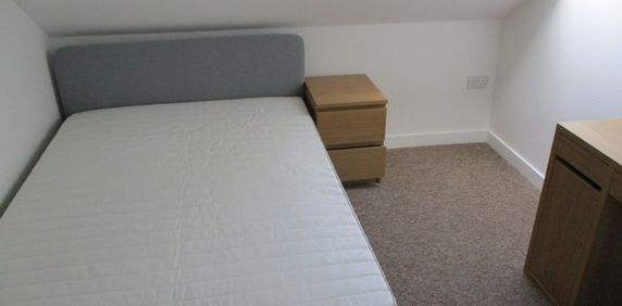 3 Bed Flat, Ninetree Hill, BS1 - Photo 2