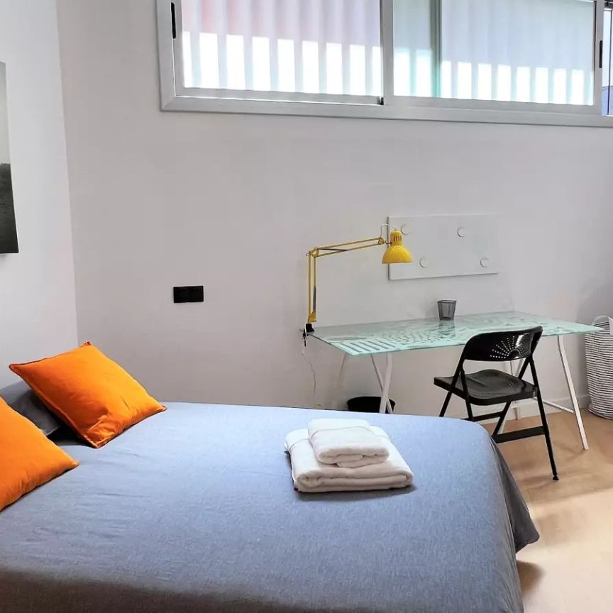 Rooms for rent in 3-bedroom apartment in El Guinardó - Photo 1