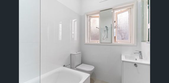 Spacious and Stylish One-Bedroom Apartment in the Heart of Rose Bay - Photo 2