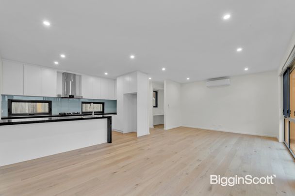Your Family Home with Walking Distance to East Doncaster Secondary College - Photo 1