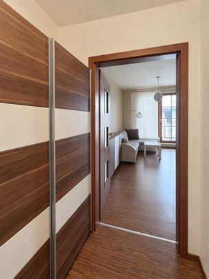 Pronájem vybaveného bytu 1+kk s balkonem, parkovacím stáním a sklepem – Praha 9, Vysočany - Photo 1