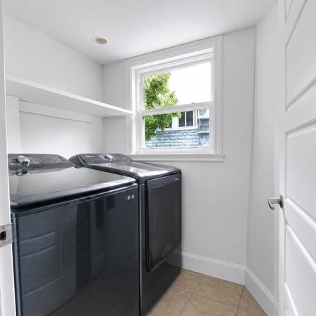 Grand 8 1/2 avec 4 chambres Saint-Jerome - Photo 3