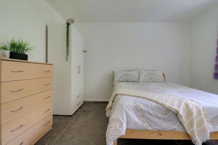 4 bedroom end of terrace house to rent - Photo 3