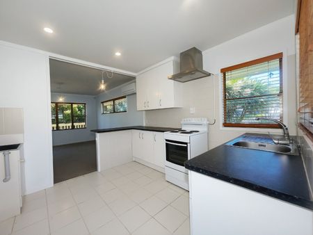 Sunny Two Bedroom Family Home in Peaceful Birkdale - Photo 2
