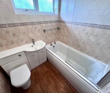 2 bedroom Flat To Let - Photo 2
