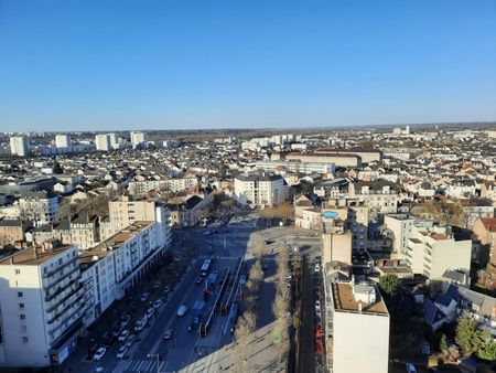 Appartement situé à Tours centre, proche de toutes commodités (écoles, crèches, commerces, marché, transport en commun dont le Tramway). Gare de Tours 15 min à pied. - Photo 2