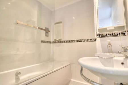 3 bedroom flat to rent - Photo 4