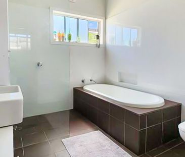 56 Lake Street, Forster NSW 2428 - House For Rent | Domain - Photo 2