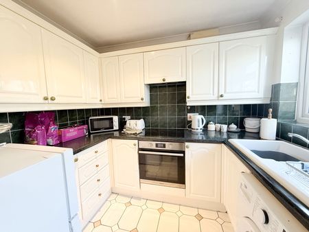 Salisbury Close, Alton, GU34 2TF - Photo 5