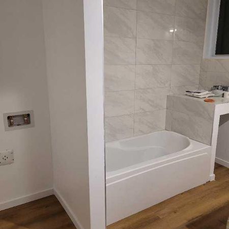 Un grand lumineux 4 1/2 sur un triplex à louer - Photo 3