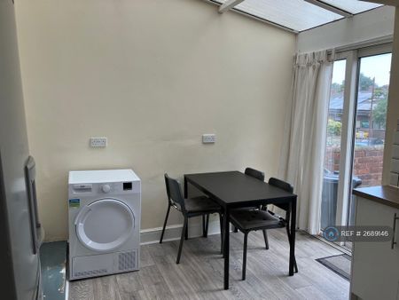 3 bedroom terraced house to rent - Photo 3