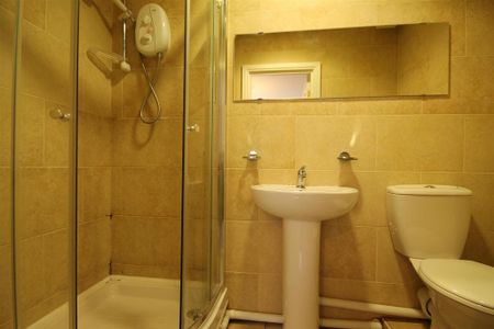 3 bedroom apartment to rent - Photo 4
