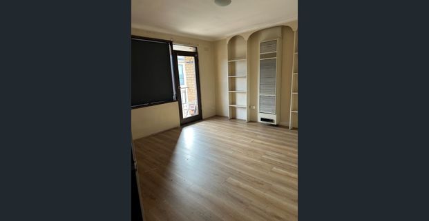 Great location |Charming 2-Bedroom Flat - Photo 1
