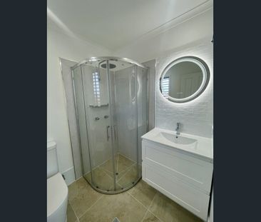 Stunning Fully Renovated Townhouse in Prime Location - Photo 3