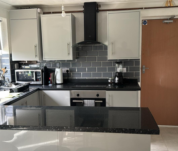 1 bedroom in a house share to rent - Photo 4