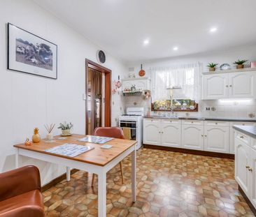 Family Home 3 or 4 Bedrooms | 3 Spacious Living Areas - Photo 2