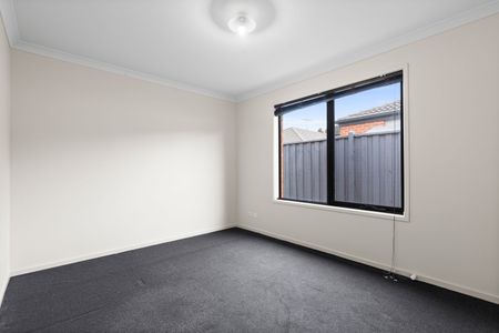 Spacious 4-Bedroom Home in South Morang - Photo 5