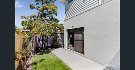 Private, Peaceful & Perfectly Positioned – Stylish Townhouse in Prime Location! - Photo 4