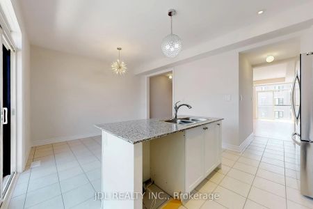 Condo Townhouse For Lease | N9249432 - Photo 2