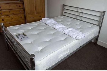 Bedroom Detached House In Charminster, BH8 - Photo 2