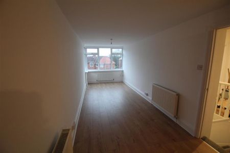 3 bedroom flat to rent - Photo 4