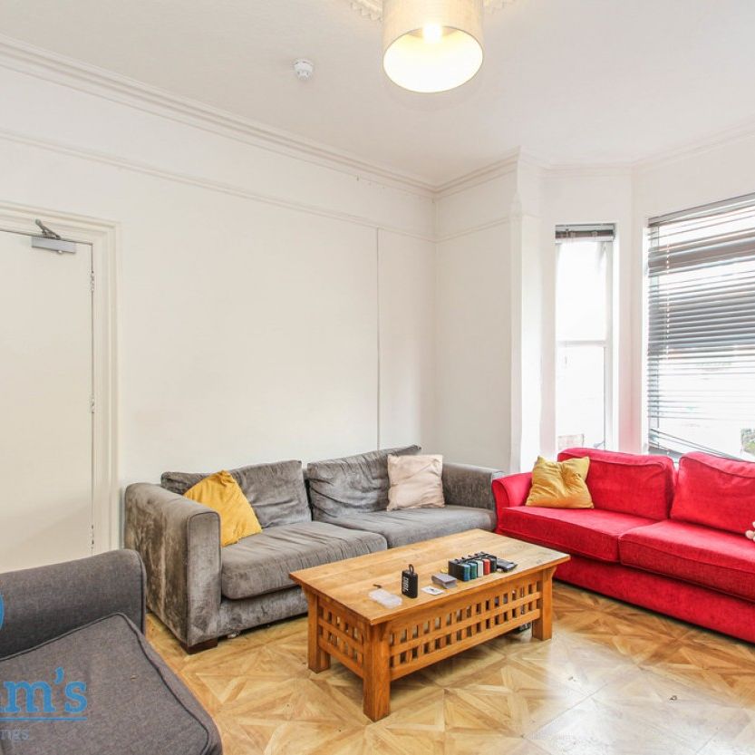 References Pending - 6 bed Mid Terraced House - Photo 1