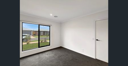 🏡 Brand New 5-Bedroom House in Brookfield - Photo 4