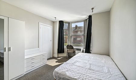 Modern & Spacious 5-Bed Ensuite Student House in Sheffield - Photo 3