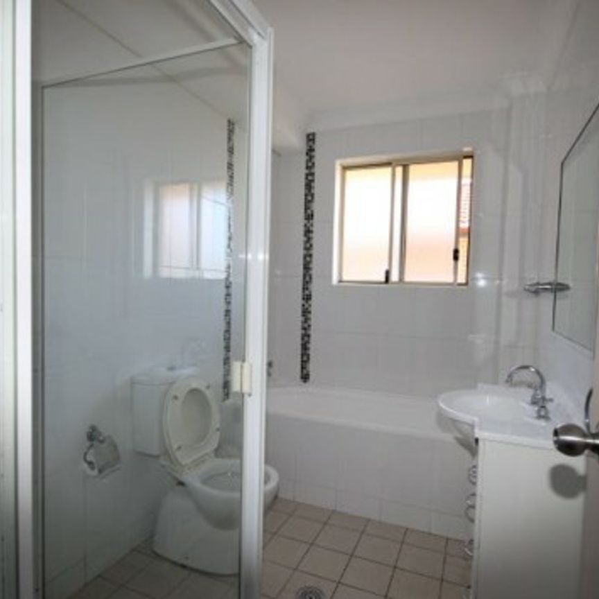 Spacious Top-Floor 2-Bedroom Apartment in a Prime Location - Photo 1