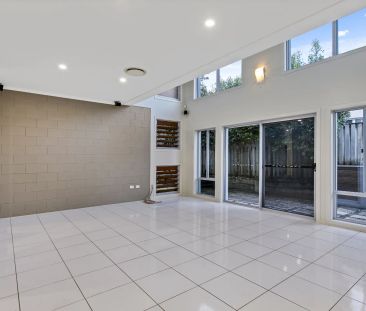 Large Family Home in a Great Street - Pool Maintenance Included! - Photo 4