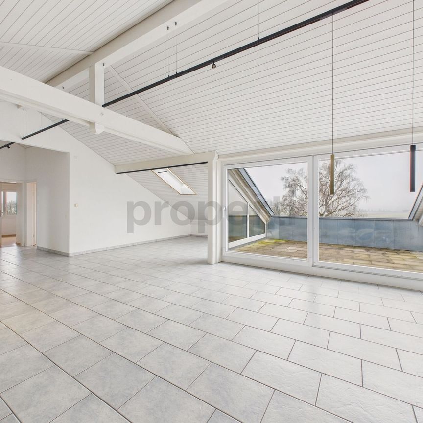 Stylish 4.5-room attic apartment with far view - Photo 1