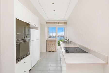 Stunning Oversized Two-Bedroom Apartment with Iconic Harbour Views - Photo 2
