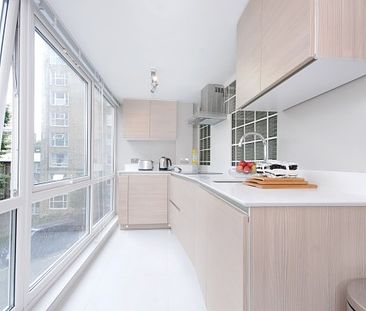 Stunning three bedroom apartment in portererd block, London - Photo 4