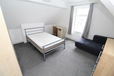 4 bedroom flat to rent - Photo 4