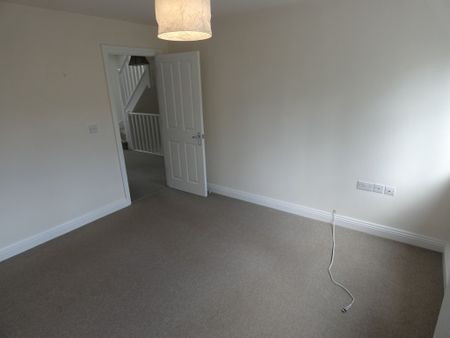 2 bed Apartment - To Let - Photo 4