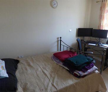 4 bedroom end of terrace house to rent - Photo 6