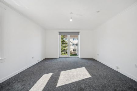 3 bedroom flat to rent - Photo 2