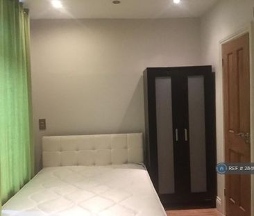 1 bedroom in a flat share to rent - Photo 4