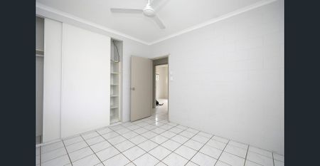 Fantastic Fully Air Conditioned Villa - Garage with Remote - Photo 3