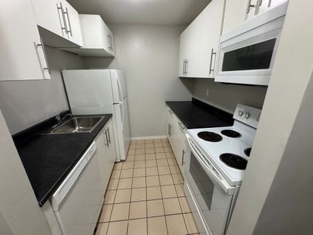 Bachelor Apartment - Photo 2