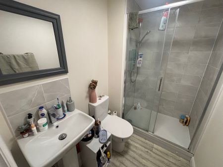 Beckett Strand, Swindon - Photo 5