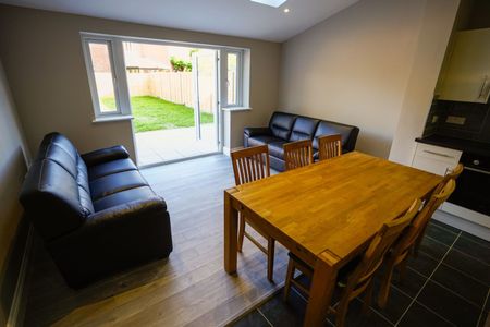 6 Bed Semi-Detached House, Morris Road, SO15 - Photo 3