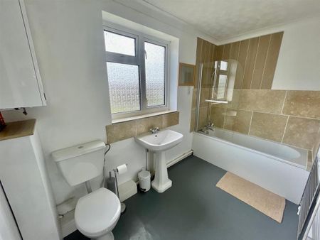 3 bedroom detached house to rent - Photo 2