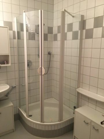 Gut aufgeteilte 4-Zimmer Wohnung mit Loggia, Terrasse, Küche und 2 Tiefgaragenstellplätzen in bekannter Wohnlage in Ried - Photo 3