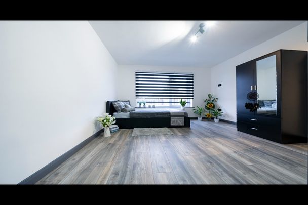 Room in a Shared House, Shaw Road, BR1 - Photo 1