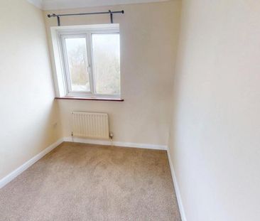 4 bedroom semi-detached house to rent - Photo 3