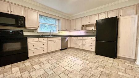 For Lease - 867 Viscount Road Unit# MAIN LEVEL & SECOND FLOOR, London South, Ontario - Photo 4