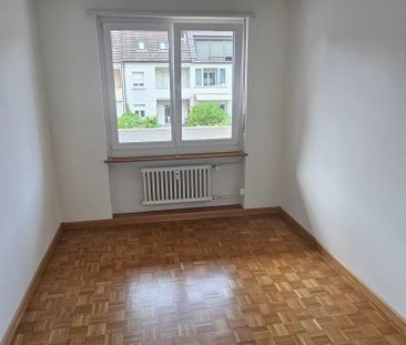 Schön renovierte 3.5 Zimmer-Wohnung mit 65m2 Wohnfläche und Balkon in den ruhigen Innenhof - Photo 2