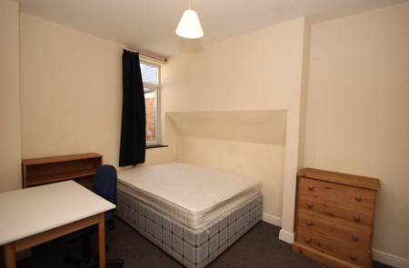 4 bedroom flat to rent - Photo 2